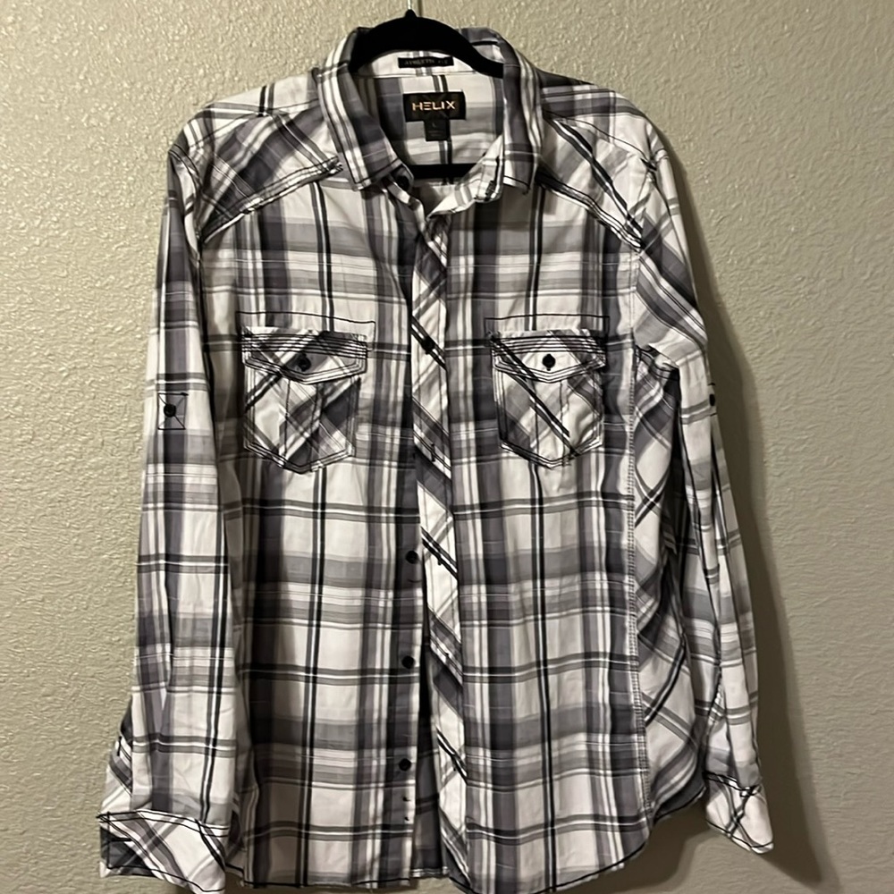 Helix athletic fit button front shirt New size Large